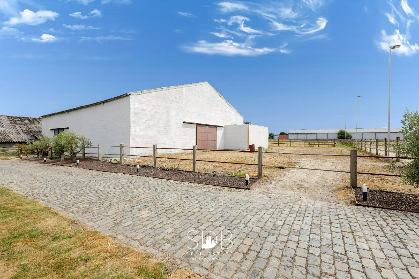 Landelijke villa met bijgebouwen en graslanden op 23.740m² foto 30