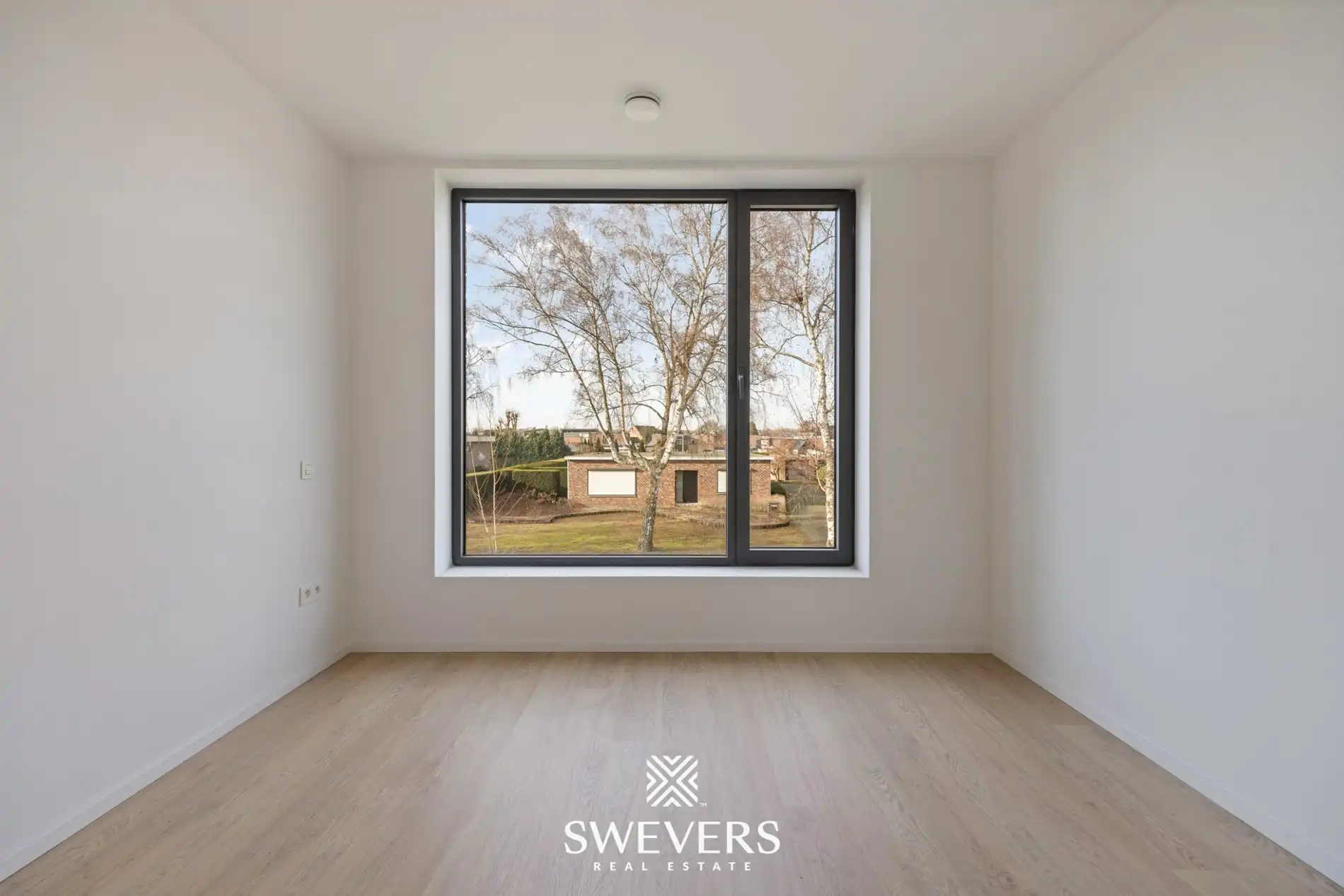 Moderne woning met open leefruimte en tuin foto 21