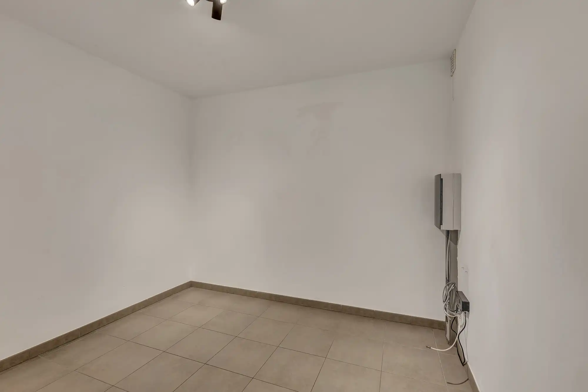 Ruim, instapklaar appartement met terras en autostaanplaats foto 15