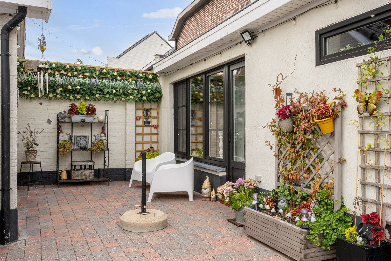 Volledig gerenoveerde solide woning met grote tuin foto 12