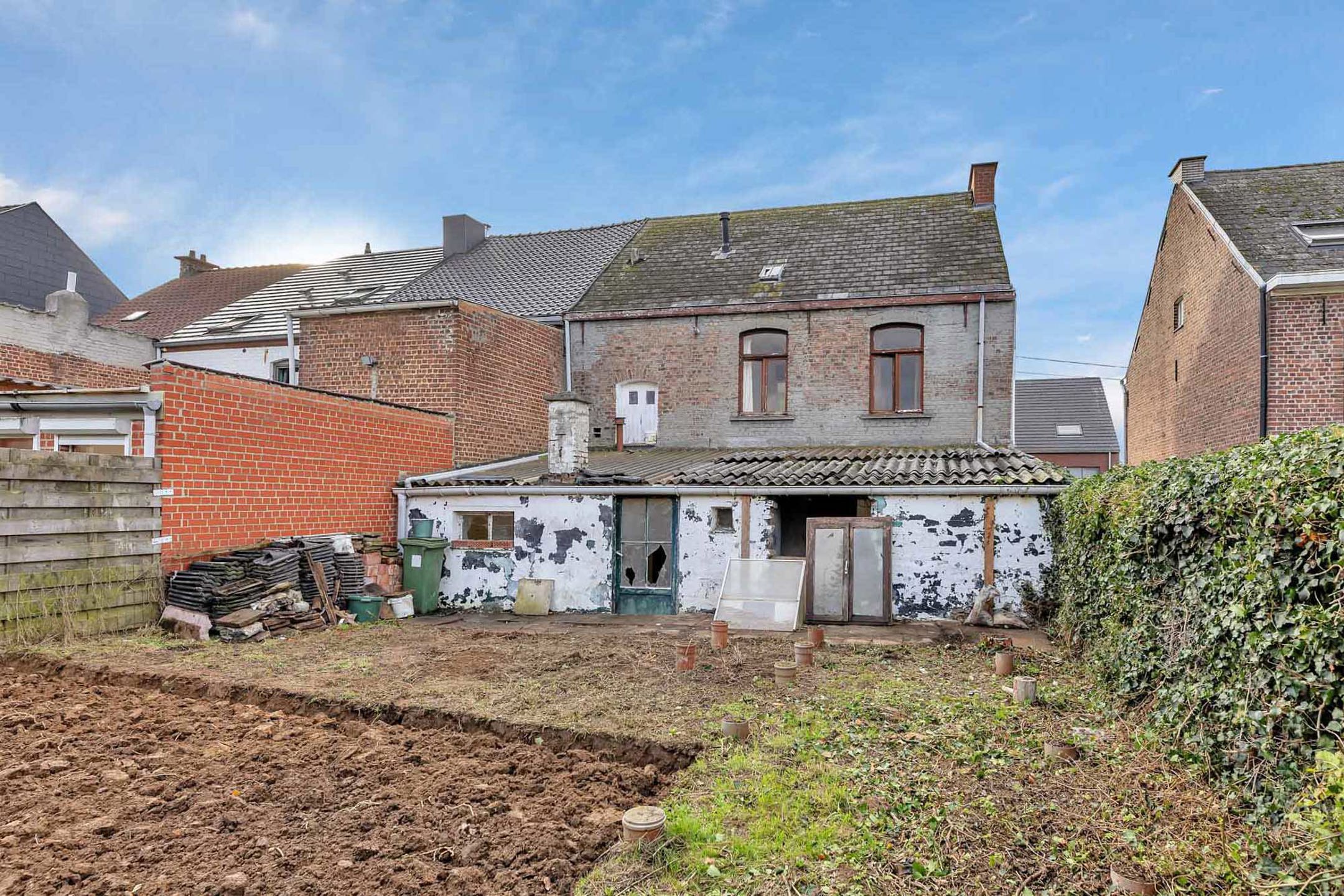 Te renoveren woning met garage en tuin foto 17