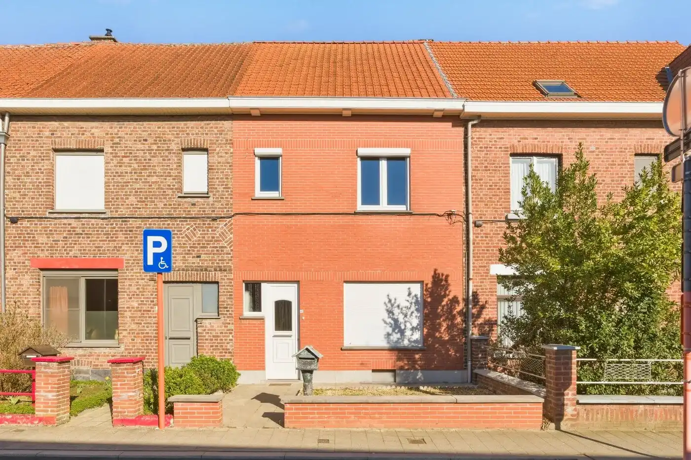 Hoofdfoto van de publicatie: Op te frissen gezinswoning met grote tuin en dubbele garage