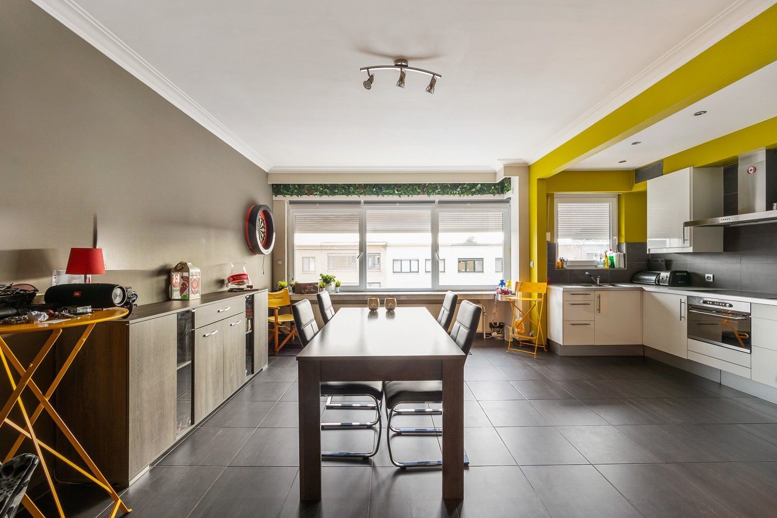 Ruim tweeslaapkamer appartement met garagebox in Hoevenen! foto 4