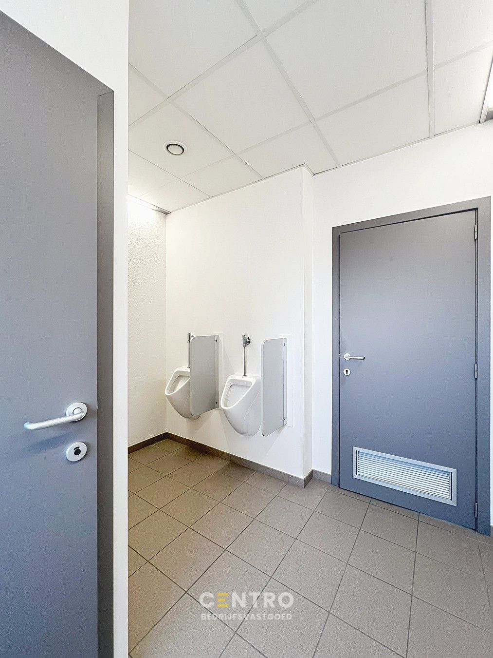 Instapklare KANTOORRUIMTE (± 700 m²) - ALL-IN formule (huur, verbruik, randaccomodatie, etc.) te IEPER. foto 14
