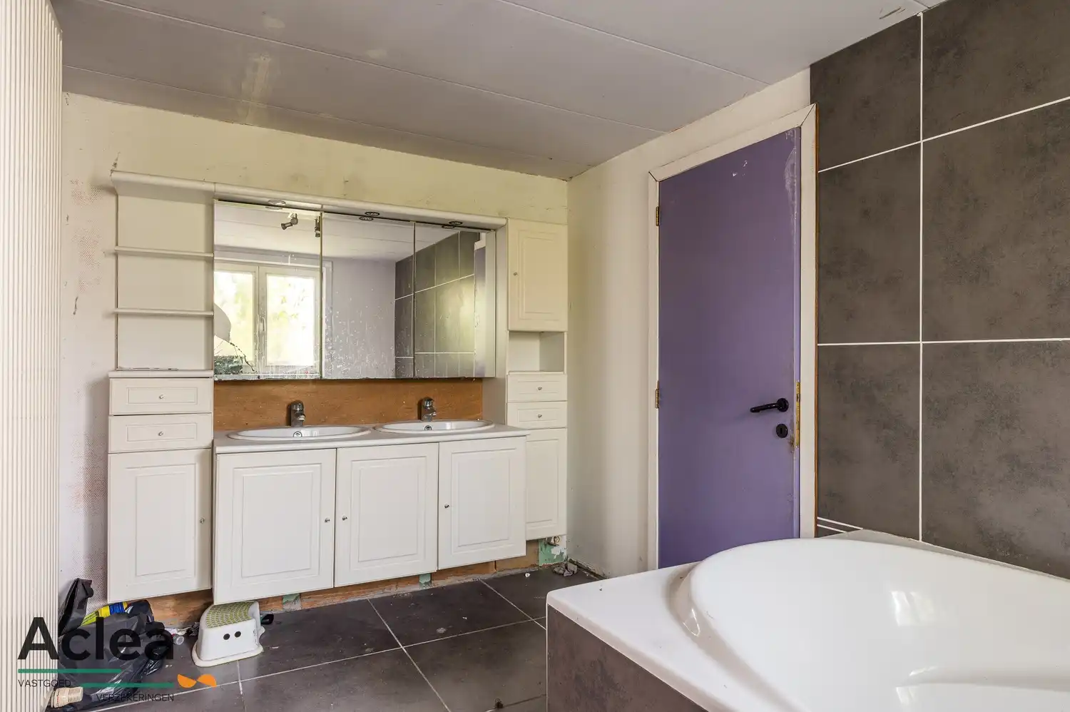 Te renoveren woning met grote magazijnruimte en veel potentieel foto 20