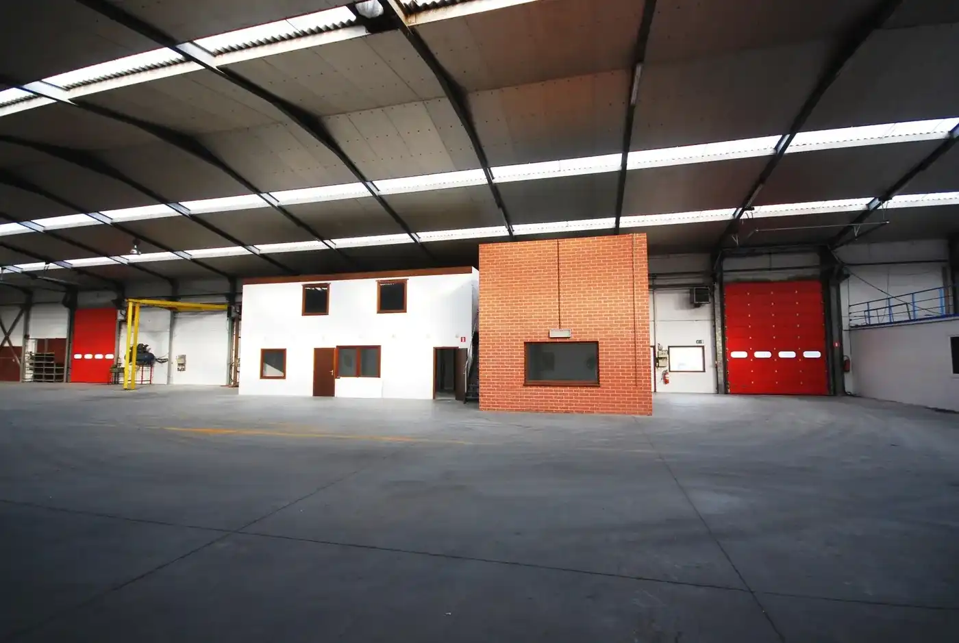 VEELZIJDIGE RUIME LOODS VAN 1150 M² MET BURELEN EN TOONZAAL  foto 6