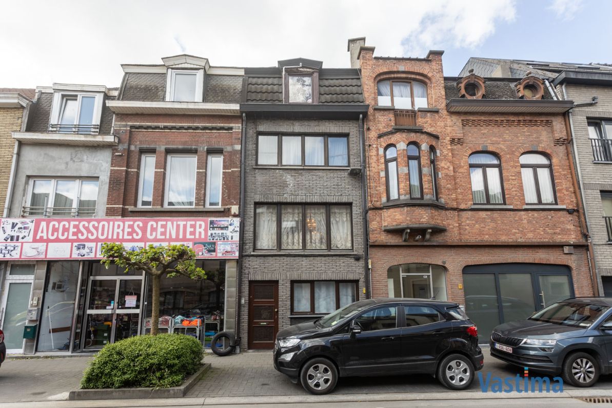 Ruime gezinswoning met 4 slaapkamers en tuin centrum Aalst foto {{pictureIndex}}