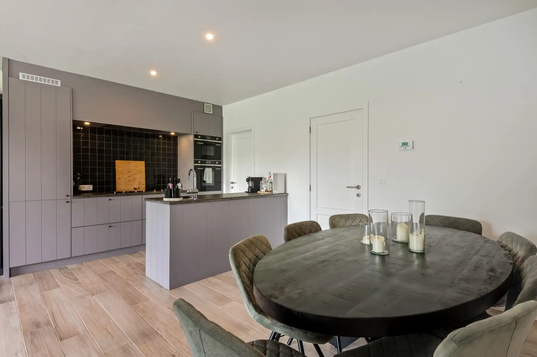 Goed gelegen gelijkvloers appartement met 1 slaapkamer, tuin en garage foto 3