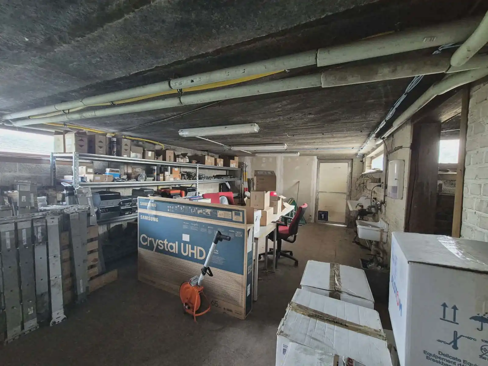 Kantoorgebouw met meerdere bureaus en extra opslagruimte foto 12
