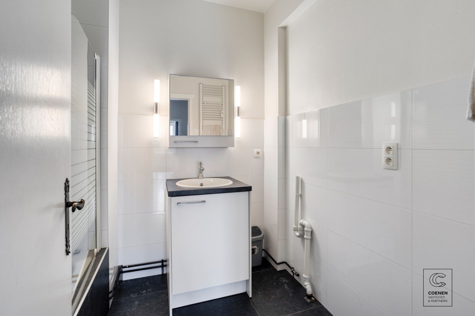 Ruim gerenoveerd appartement van 97 m² met twee slaapkamers te Merksem! foto 12