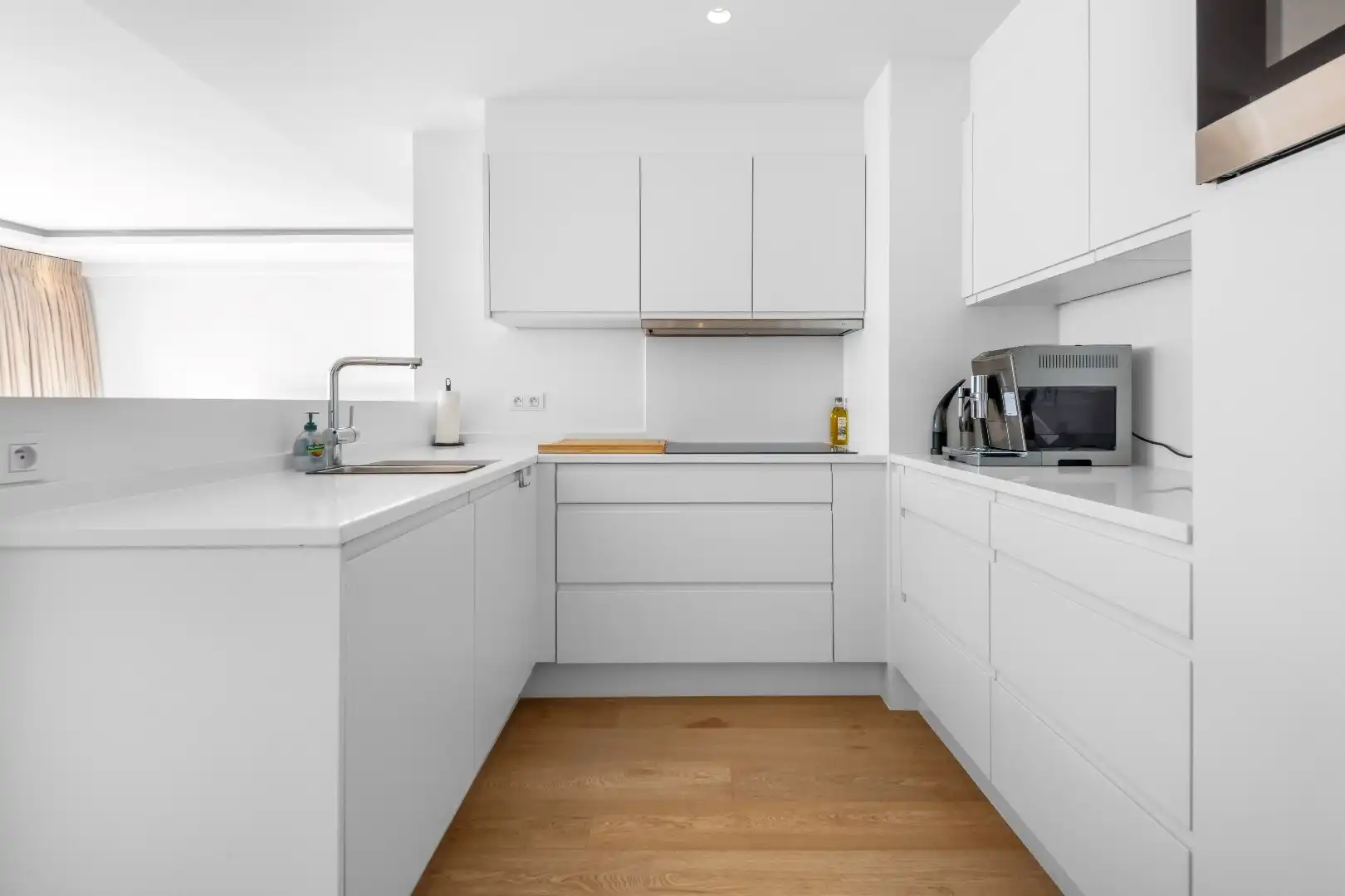 Zeer mooi vernieuwd gemeubeld 3-slaapkamer appartement met open zicht centraal gelegen op de Kustlaan in het Zoute. foto 8