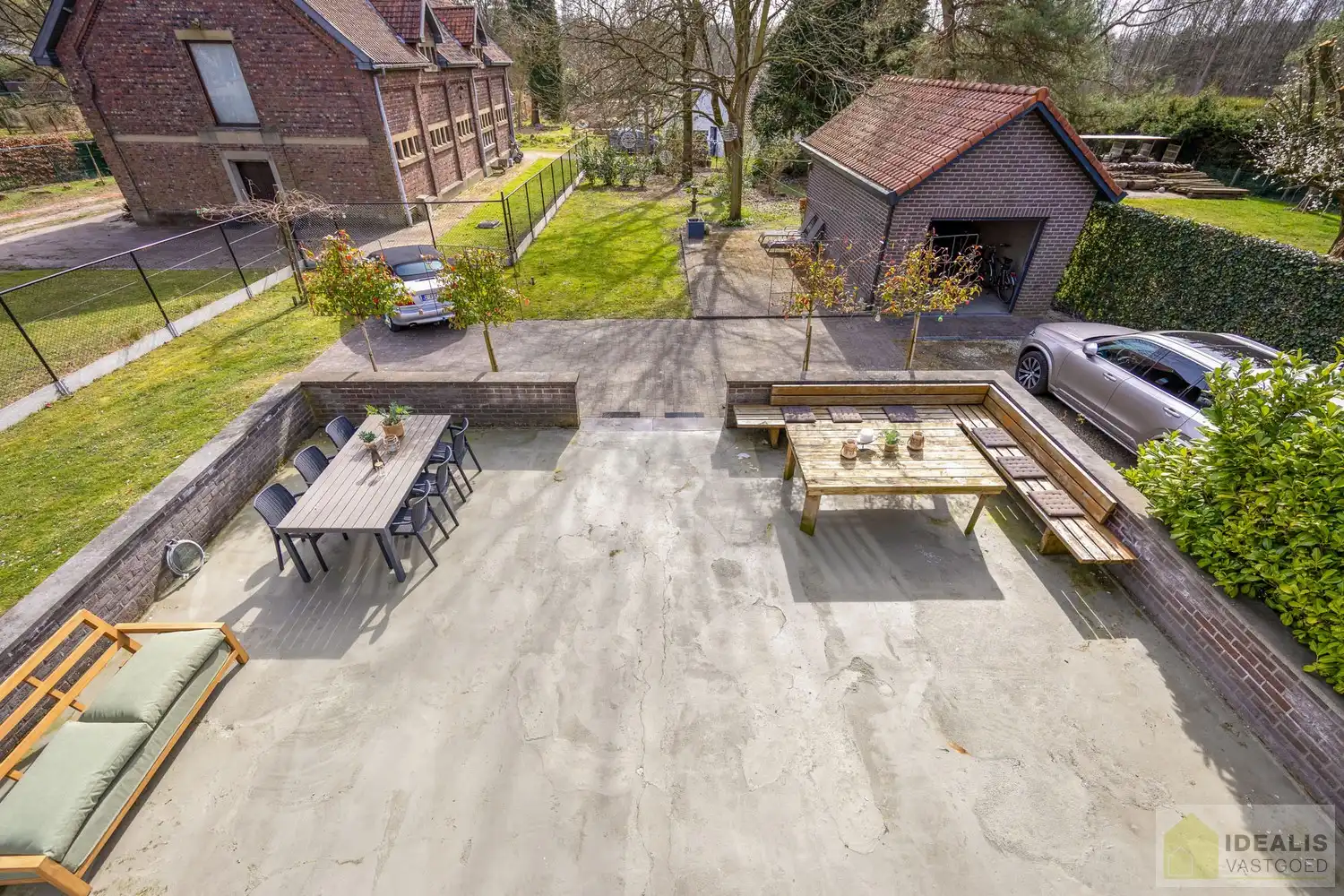 STATIG, STRAK EN UITERST RUIM COMPLEX MET HOOGSTAANDE AFWERKING EN OOG VOOR DETAIL. MOMENTEEL VOORZIEN VAN 3 SLAAPKAMERS, RIANTE LEEFRUIMTES ÉN UNIEKE LANDSCAPE KANTOORRUIMTES OP RESIDENTIËLE DOCH GUNSTIGE LOCATIE!! Dit exclusieve complex omvat maar liefst +-400m² netto bewoonbare oppervlakte! Kenmerkend aan dit statige pand is de unieke voorgevel die bezet is met keramische kunst van Pieter Stockmans. Gelegen op een residentiële locatie in een rustige woonstraat doch op enkele minuten van het centrum van Genk! foto 52