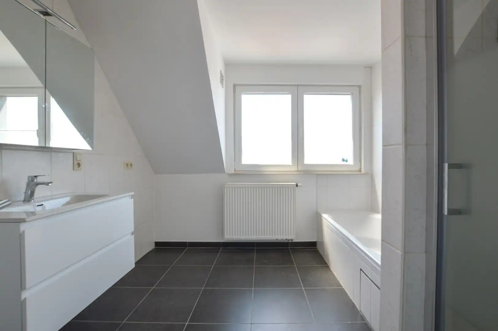 Zeer ruim duplexappartement met 2 slaapkamers te huur te Oostende foto 9