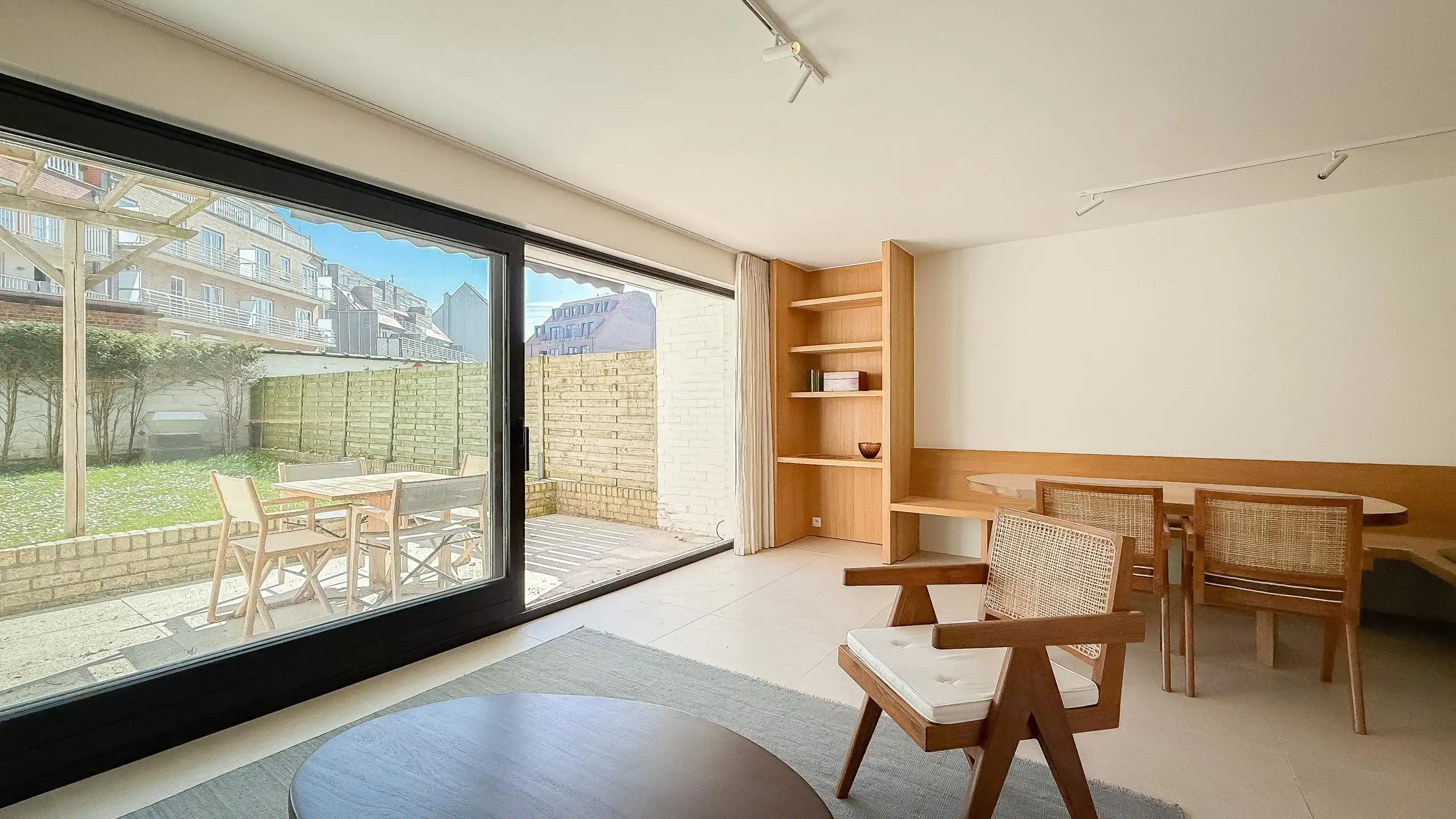 TUINAPPARTEMENT vlakbij het Driehoeksplein - GEMEUBILEERD... foto {{pictureIndex}}