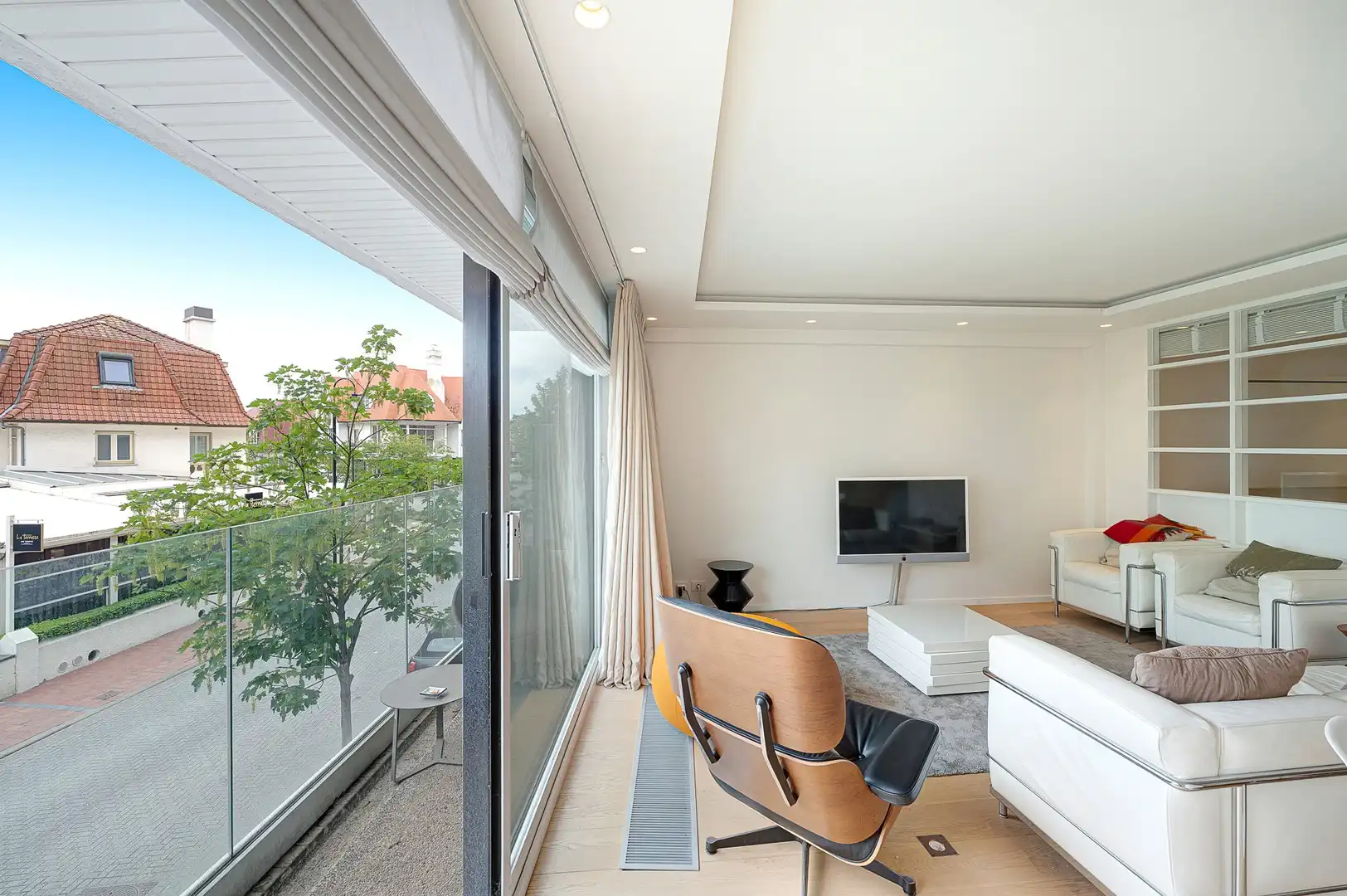 Hedendaags appartement genietend van een open zicht, centraal gelegen op de Kustlaan in het Zoute. foto 3