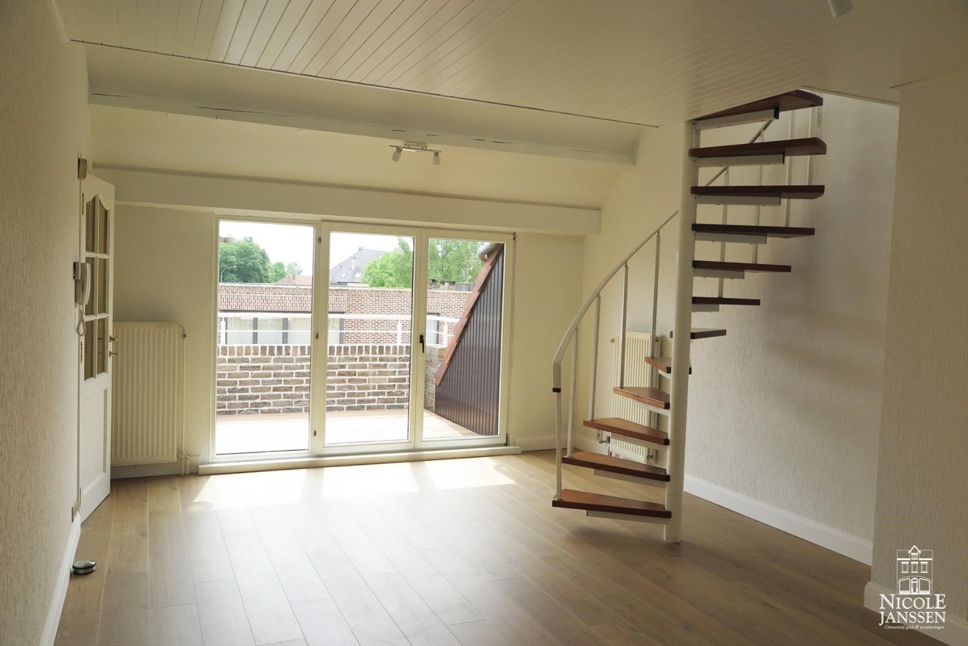 Duplex-appartement met 1 à 2 slaapkamers, terras, autostandplaats en lift in het centrum van Maaseik foto 2