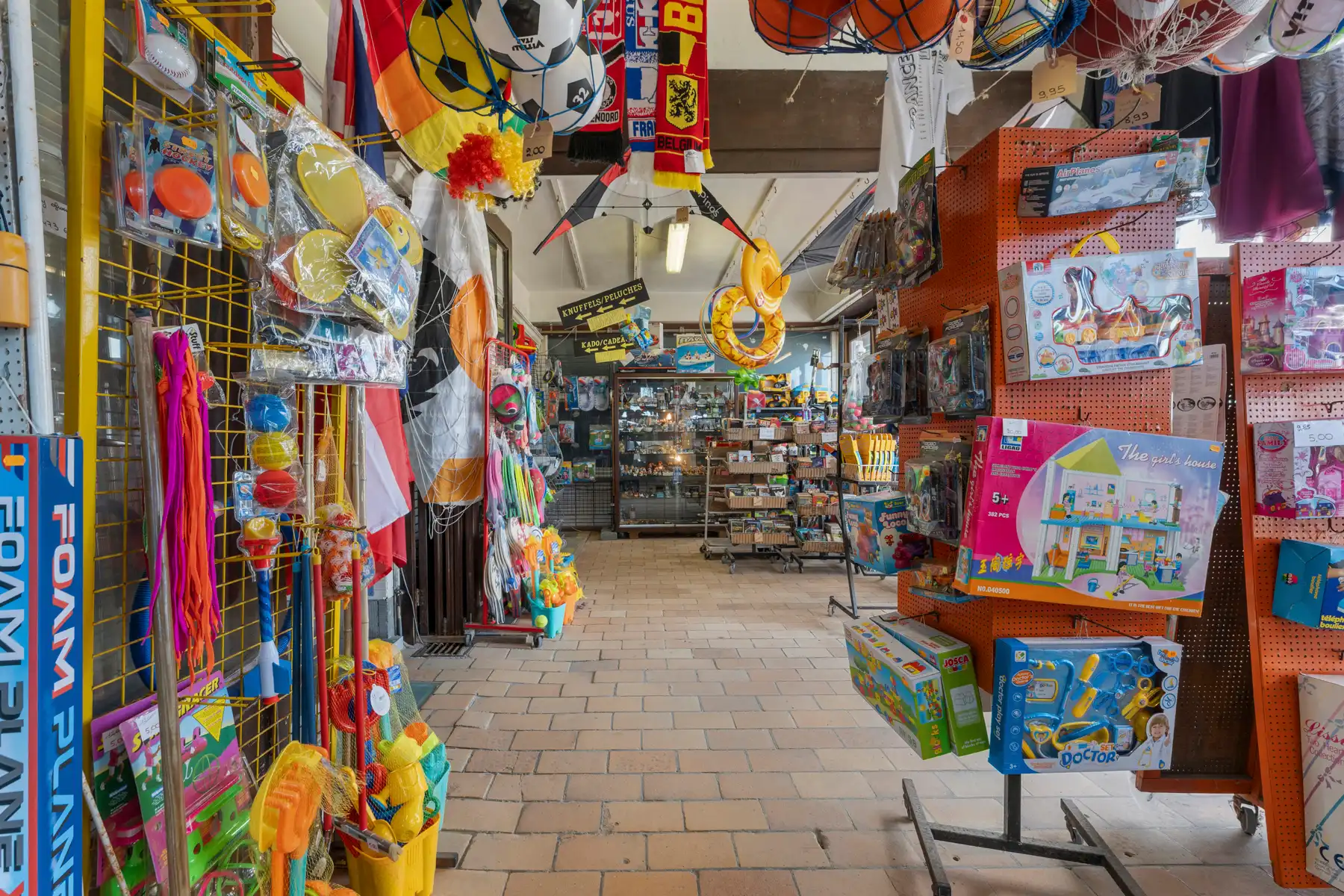 Dé strandwinkel van Sint-Idesbald staat te koop! foto 9