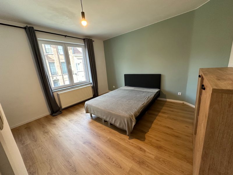 Recent gerenoveerde woning met ruime garage foto 19