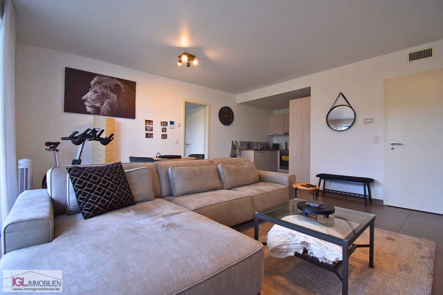 Recente 1 kamer appartement met terras en staanplaats. foto 3