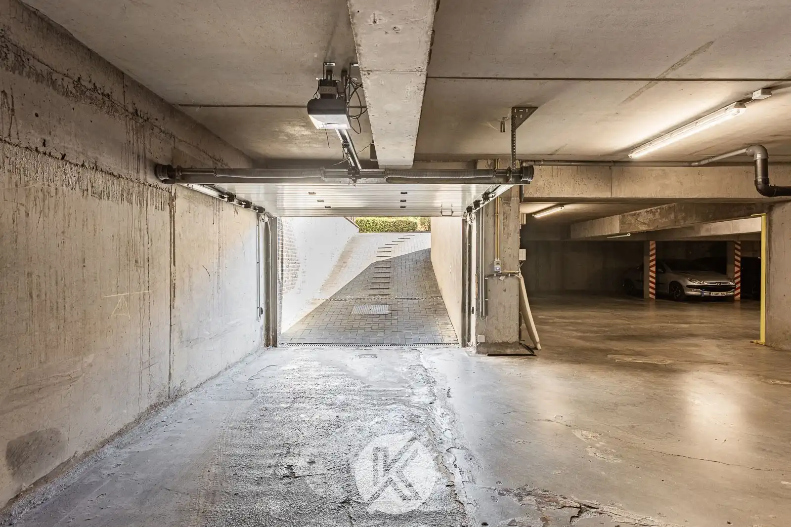 Lichtrijk appartement met parkeerplaats nabij het centrum foto 21