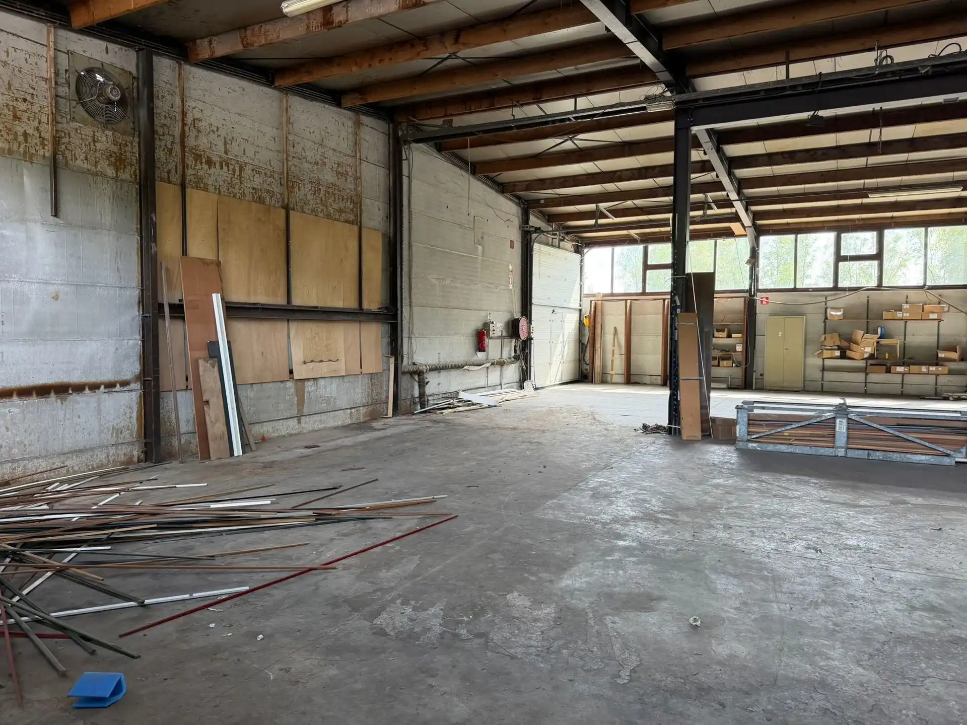 TE HUUR Genk - Bedrijfshal 900m²  + Kantoren 100m² foto 3