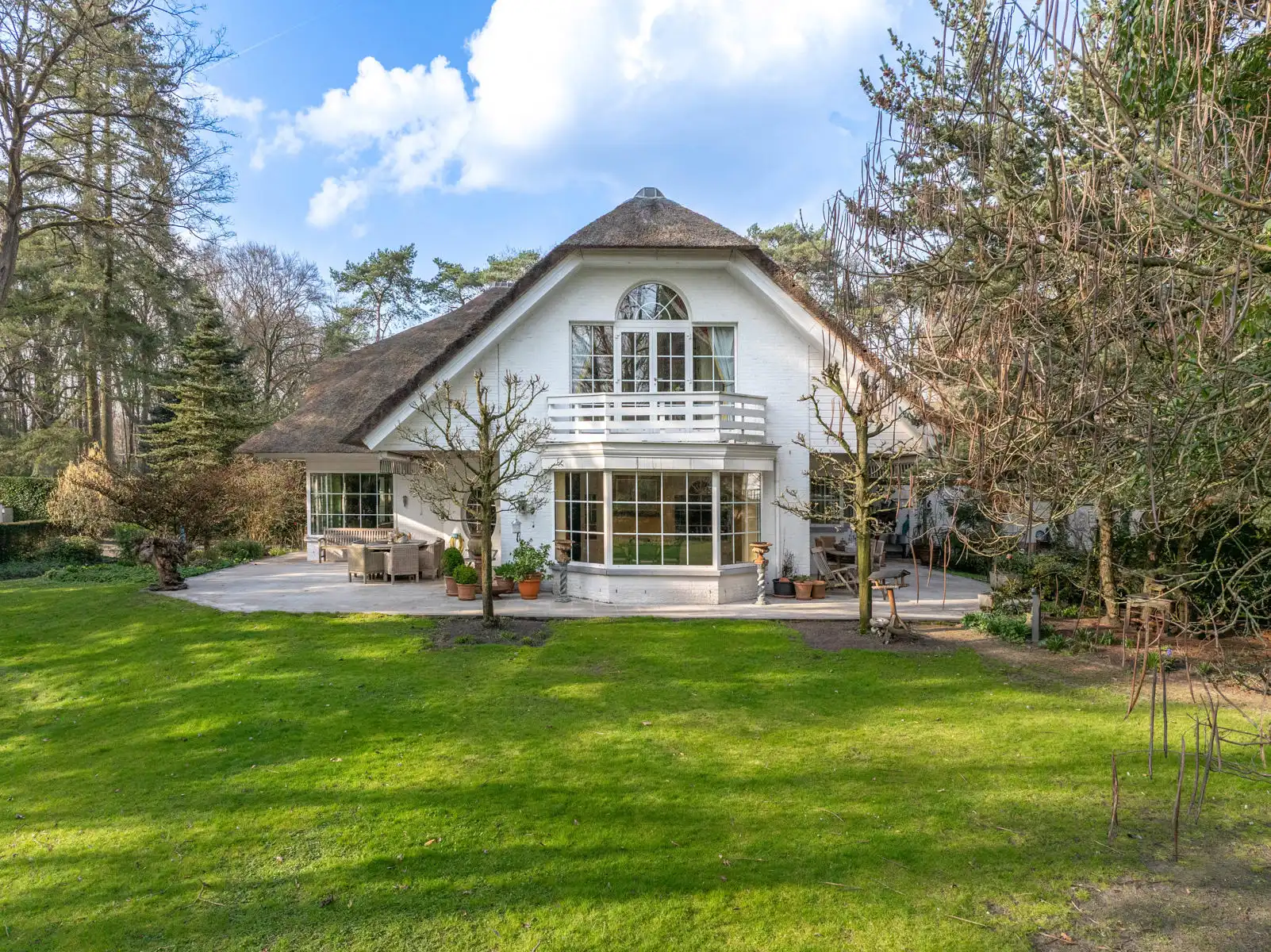 Unieke villa met 4 slpks, 3 bdks, riante garage & guesthouse foto {{pictureIndex}}