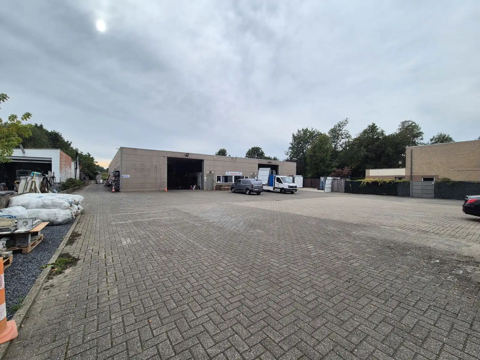 Opslag/werkplaats van 1000 m² met bijkomende kantoorruimte foto 2