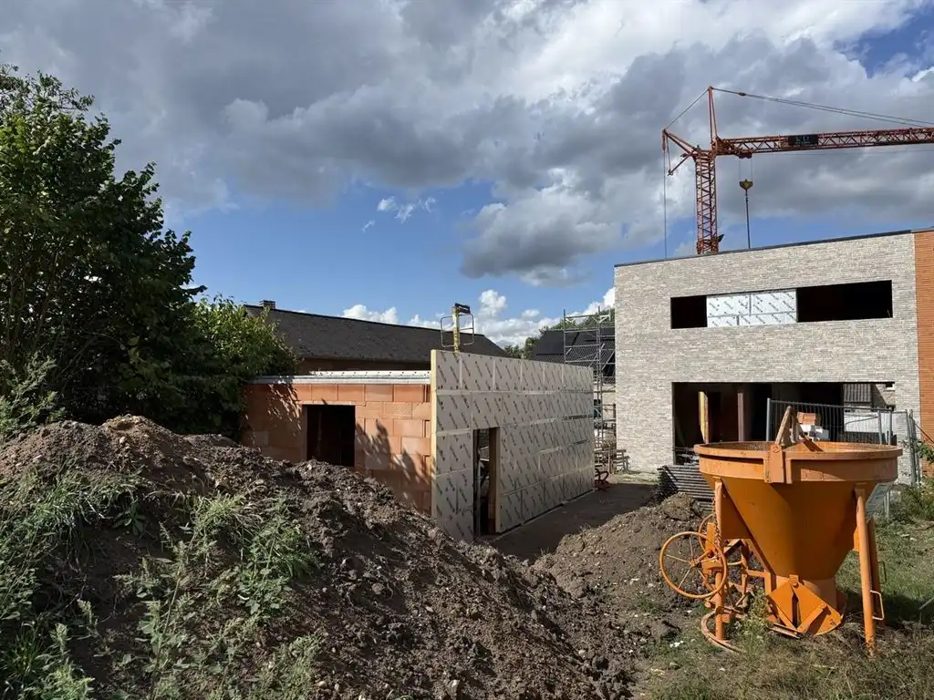 Moderne nieuwbouwwoning met vrijstaande garage en kelder, casco afgewerkt foto 6