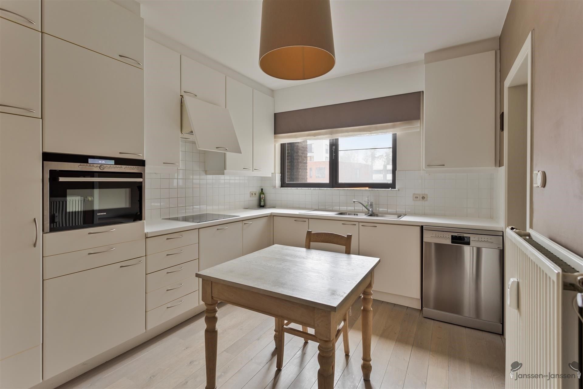 Uitzonderlijk ruim gelijkvloers appartement met 3slaapkamers foto 6