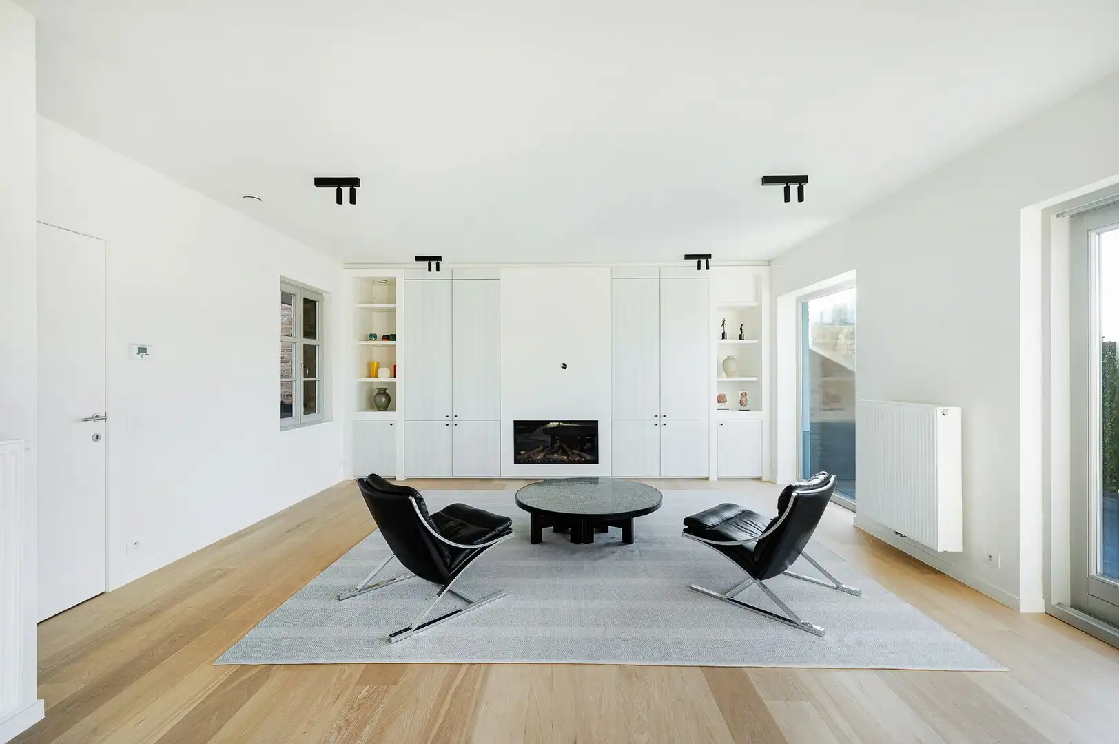 OPENDEUR ZATERDAG 18 APRIL TUSSEN 14U-16U -  Ruime woning met vier slaapkamers en een grote tuin, gelegen in een rustige en aangename omgeving. foto 3