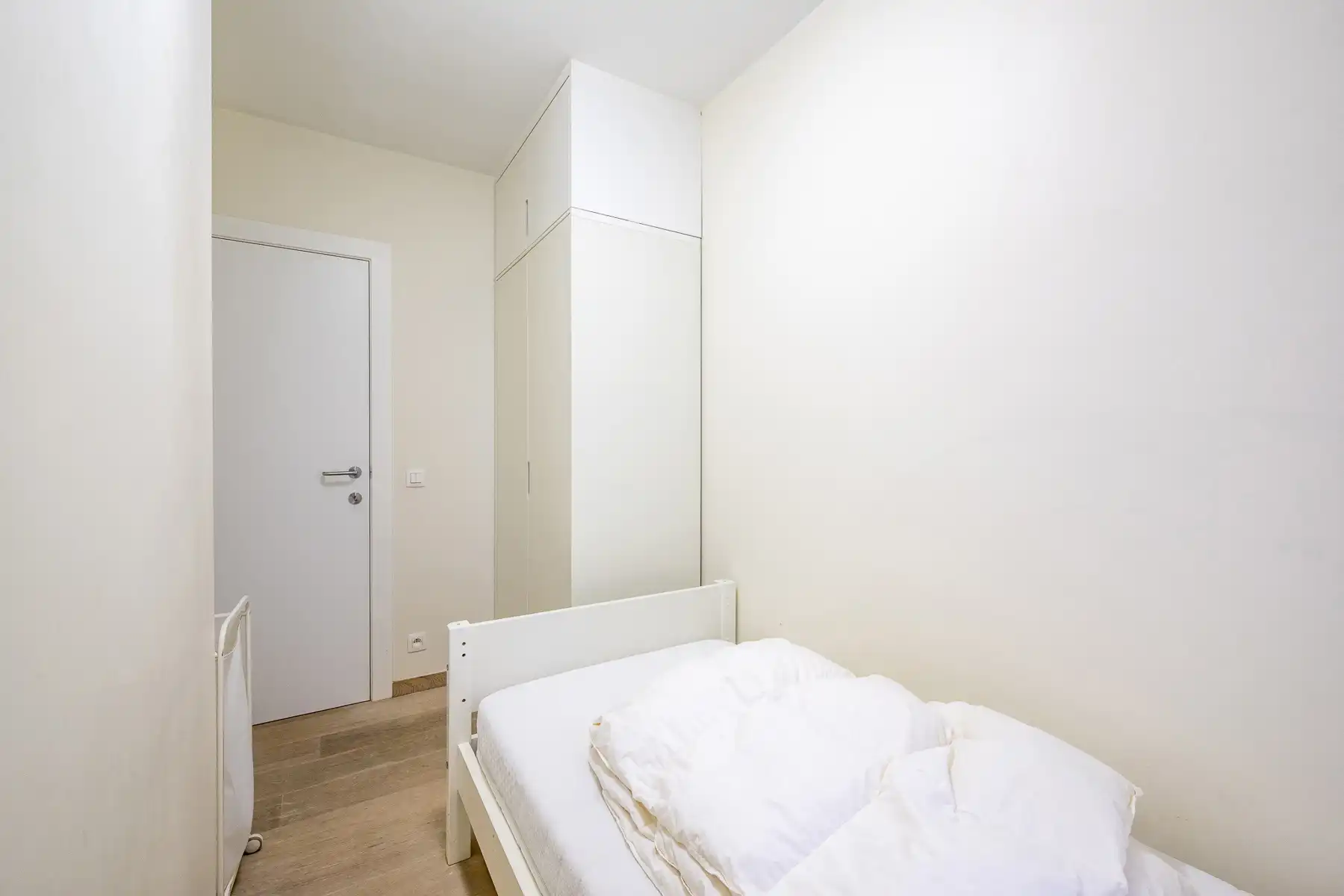 Gemeubeld drie slaapkamerappartement vlakbij de Zoutelaan met parking foto 13