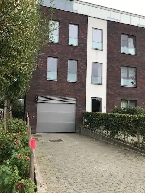 Ondergrondse parkeerplaats in het centrum van Wolvertem foto {{pictureIndex}}