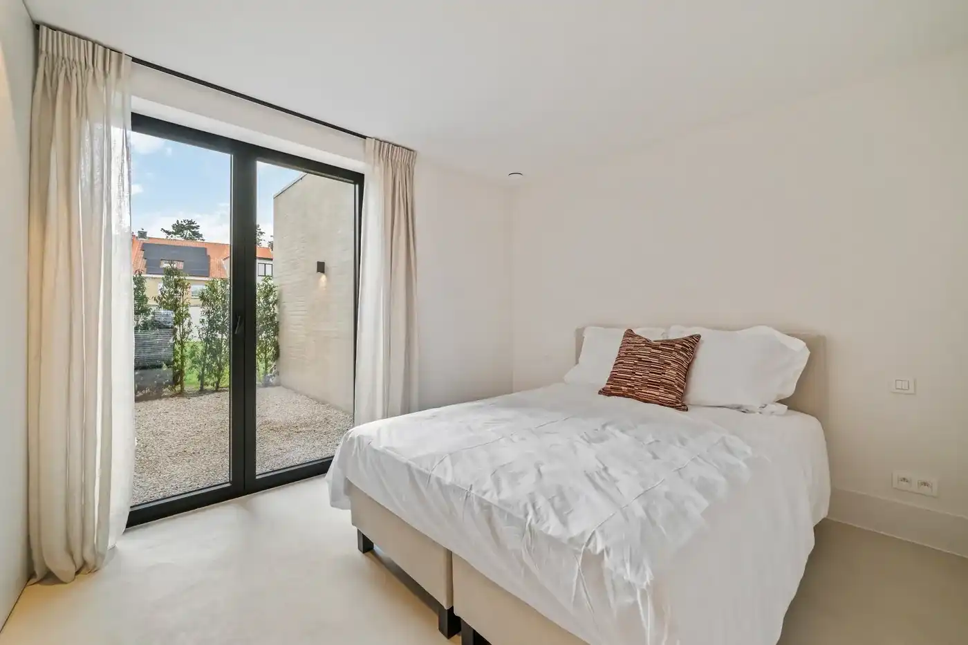 Instapklare en fijn afgewerkte nieuwbouwwoning met 4 slaapkamers nabij het centrum en de markt van Knokke. foto 9