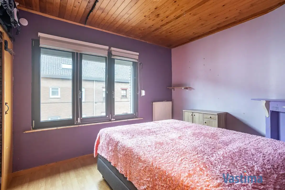 Stadswoning met zonnepanelen en tuin foto 16