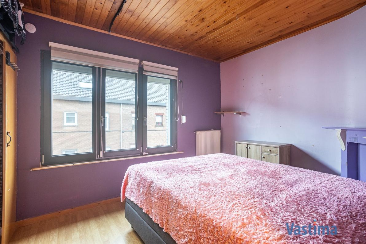 Stadswoning met zonnepanelen en tuin foto 16