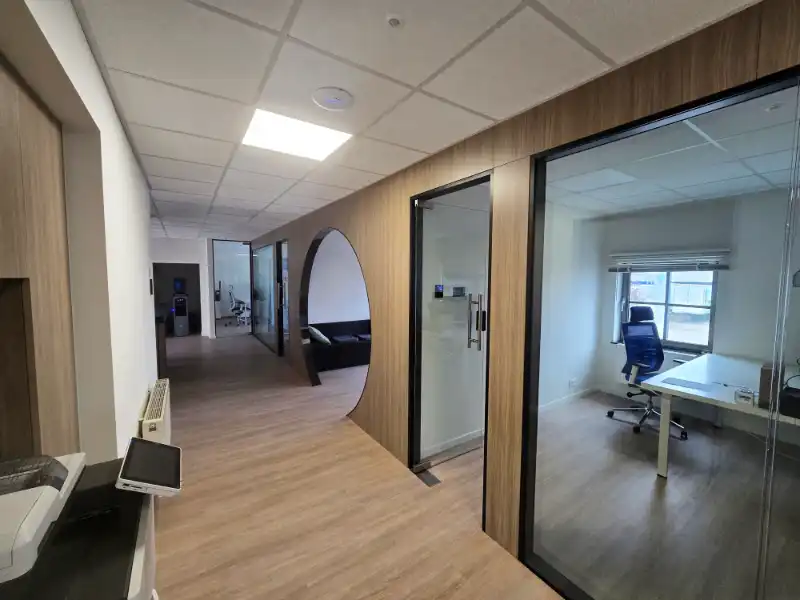 Magazijn met kantoren te huur foto 4