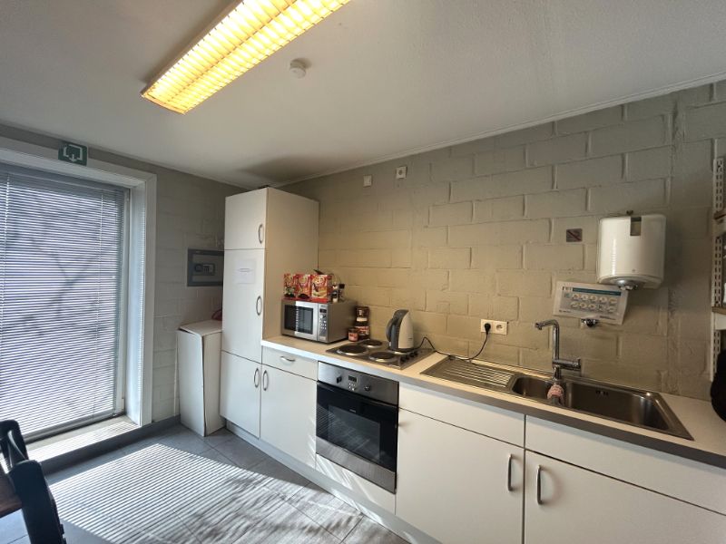 Functioneel bedrijfsgebouw voorzien van kantoor- en magazijnruimte met buitenopslag foto 24