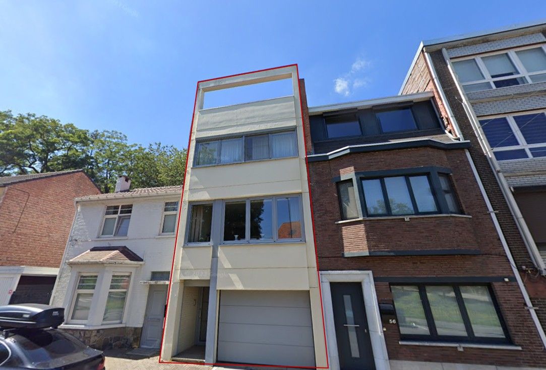 Zéér ruime rijwoning met terras en tuin nabij het centrum van Genk foto {{pictureIndex}}