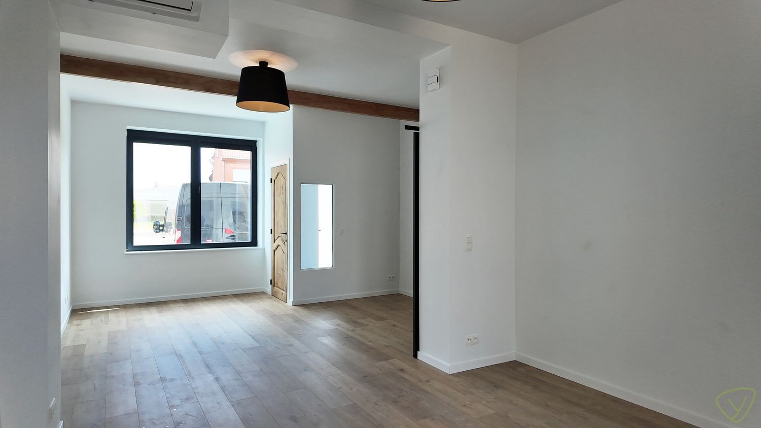 Kwaliteitsvol gerenoveerde en zeer energiezuinige woning vlakbij Veldekensbrug! foto 3