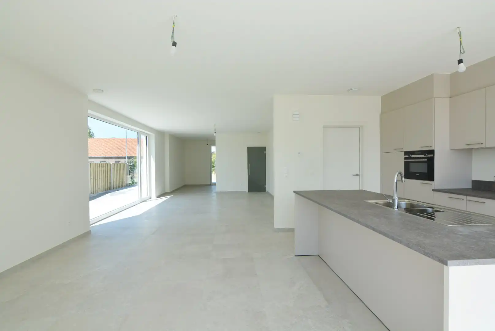 Moderne, energiezuinige, halfvrijstaande woning met carport op 3 a 80 ca. foto 4