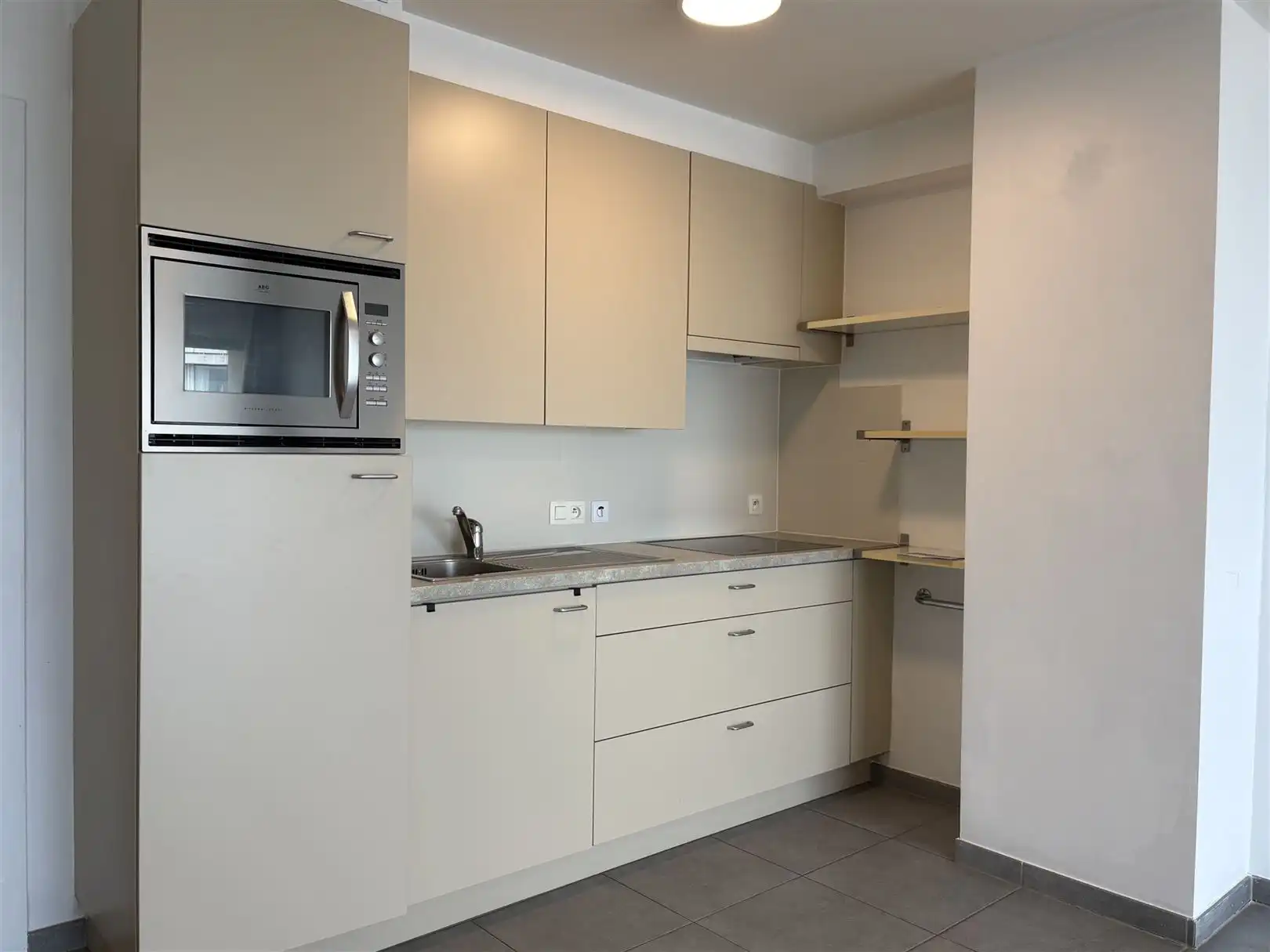  Ongemeubelde studio met zeezicht foto 2