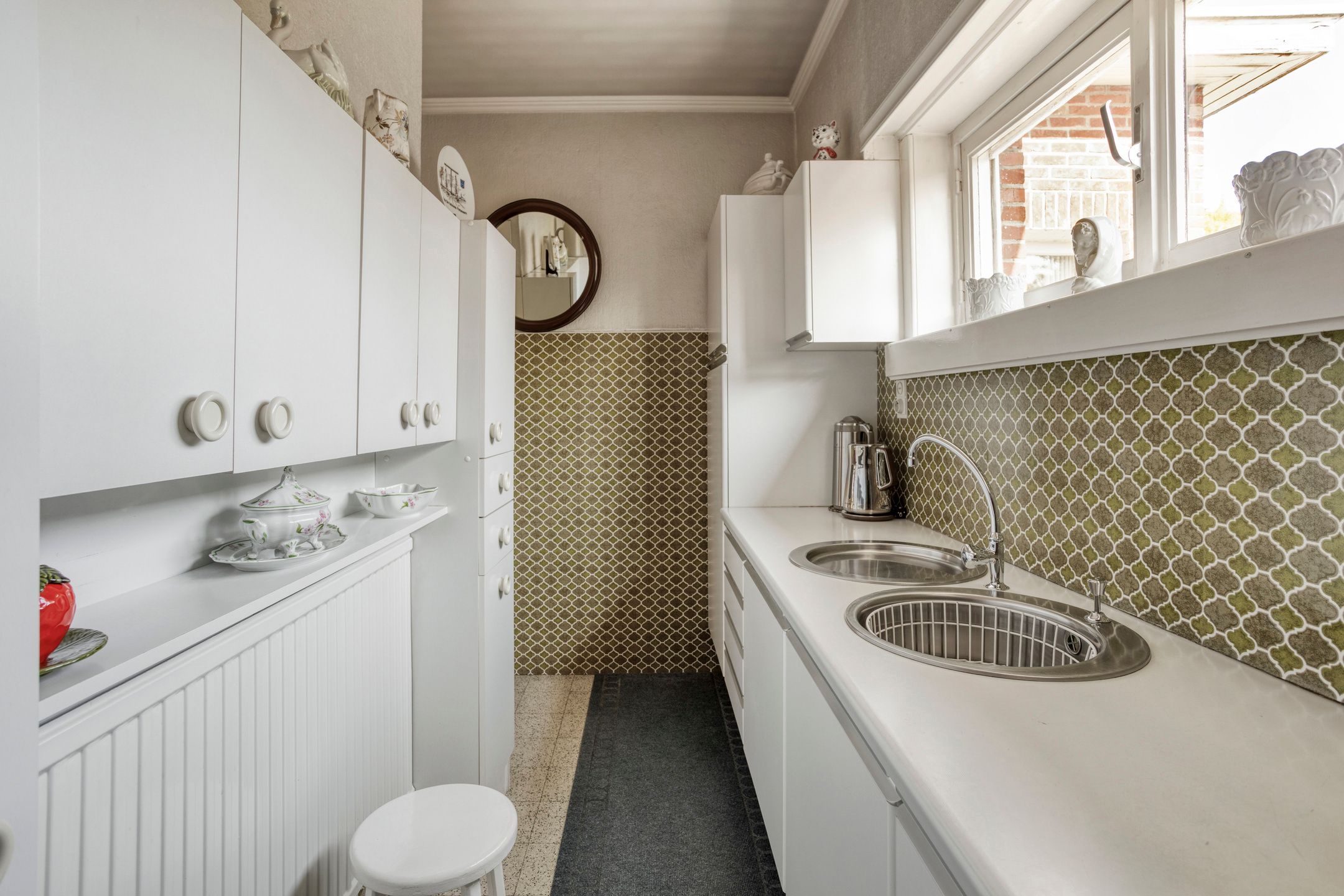 Te renoveren woning met veel potentieel foto 12