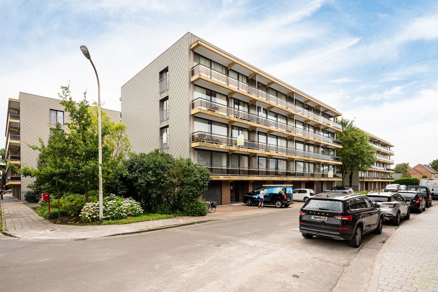 Zonnig hoekappartement in een goed onderhouden residentie nabij de Markt van Eeklo! foto 1