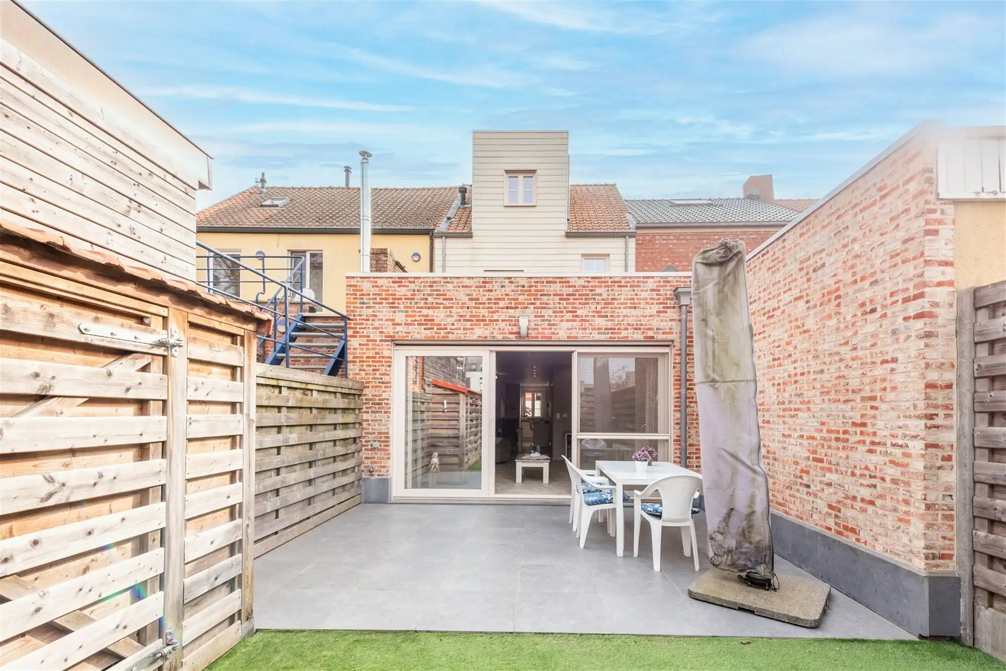 Kwaliteitsvol instapklaar huis met 3 slpks, 2 badks en tuin foto {{pictureIndex}}