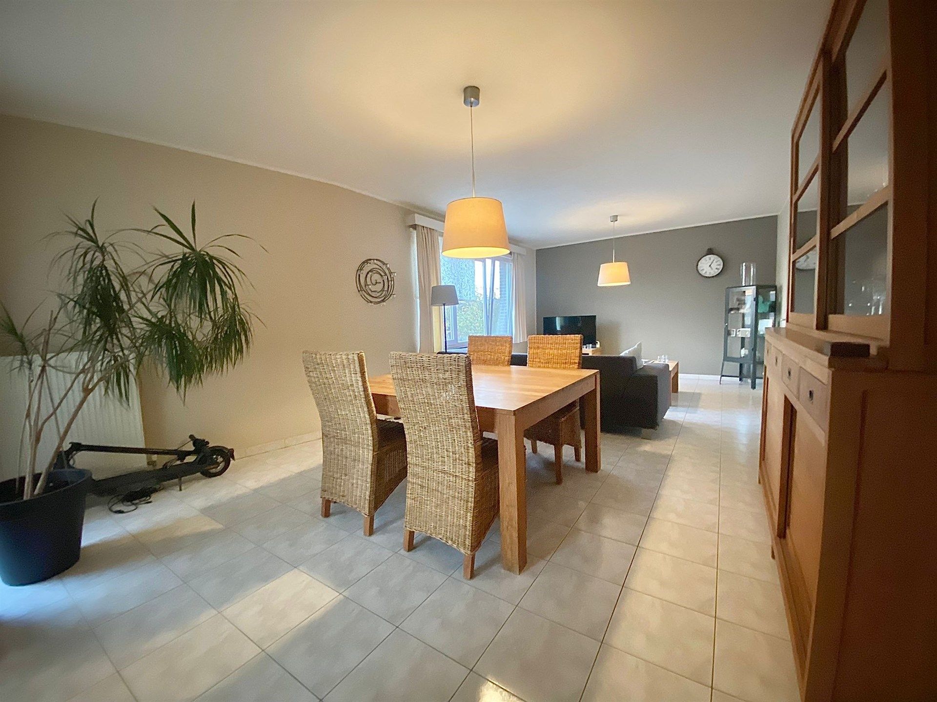 Ruim appartement met twee slaapkamers en terras foto {{pictureIndex}}