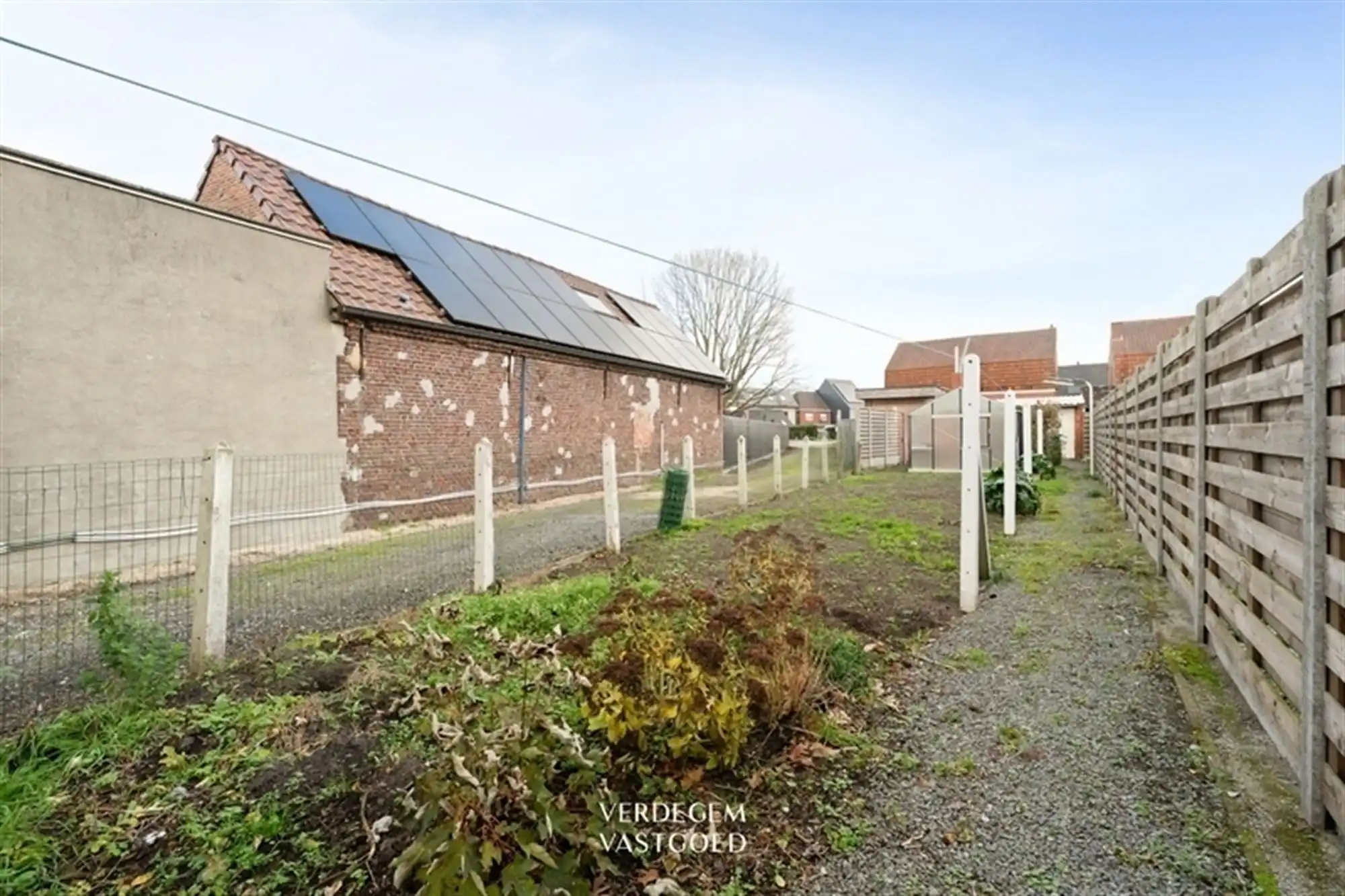 Halfopen woning met 2 slaapkamers, tuin en oprit naar achterliggende garage foto 2