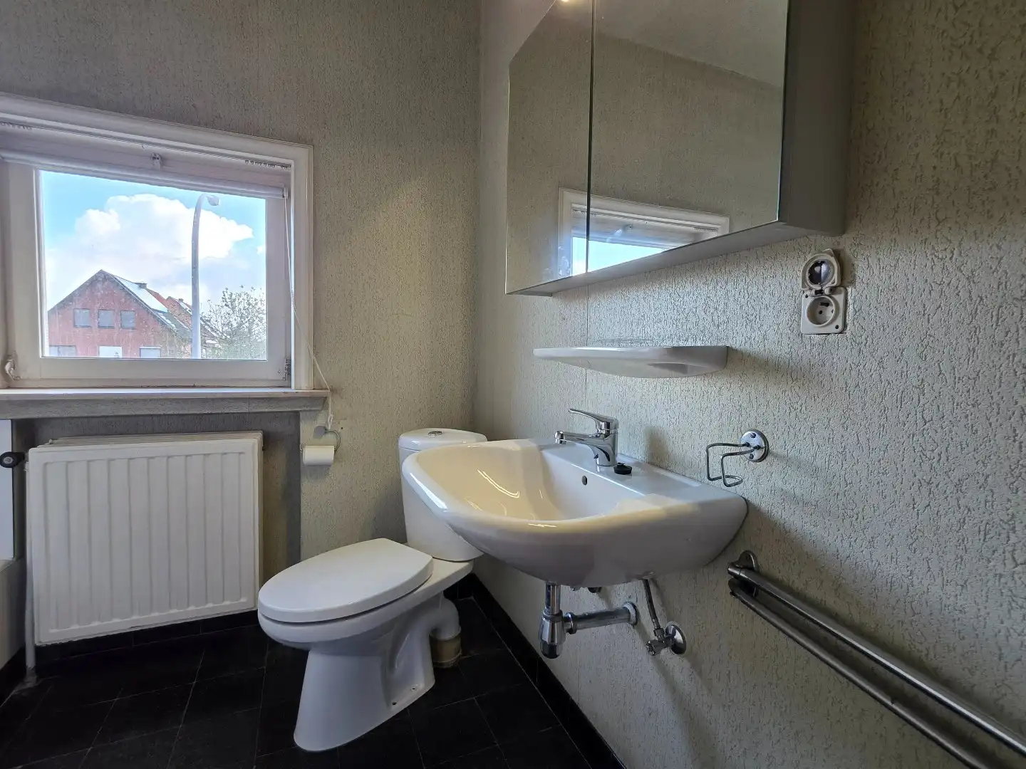 Stevige woning met 3 slaapkamers in doodlopende straat in Kuurne met ruime garage en mooie tuin. foto 17