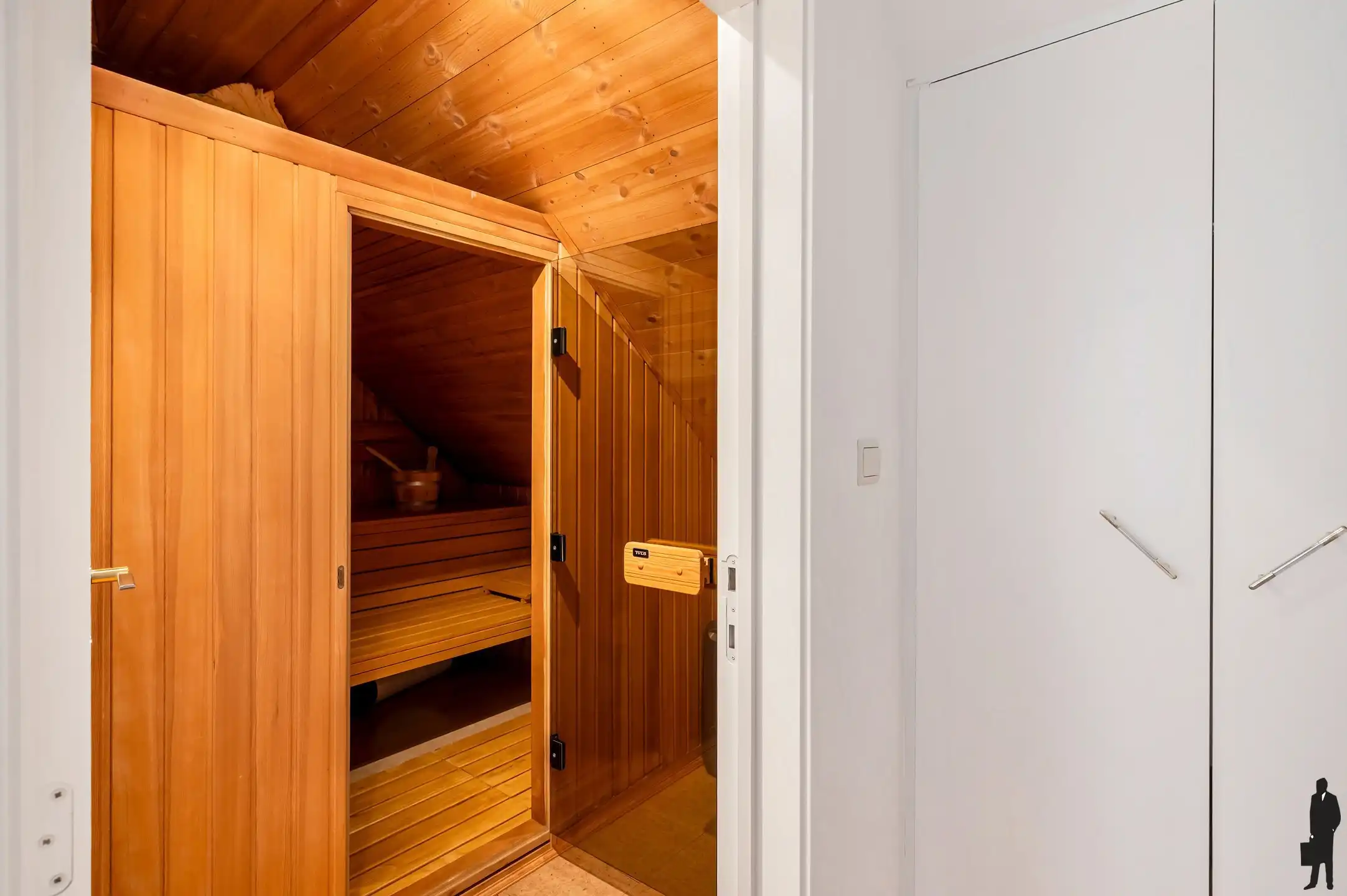 Instapklare woning met 3 slaapkamers en bureauruimte op toplocatie te Leest. foto 14