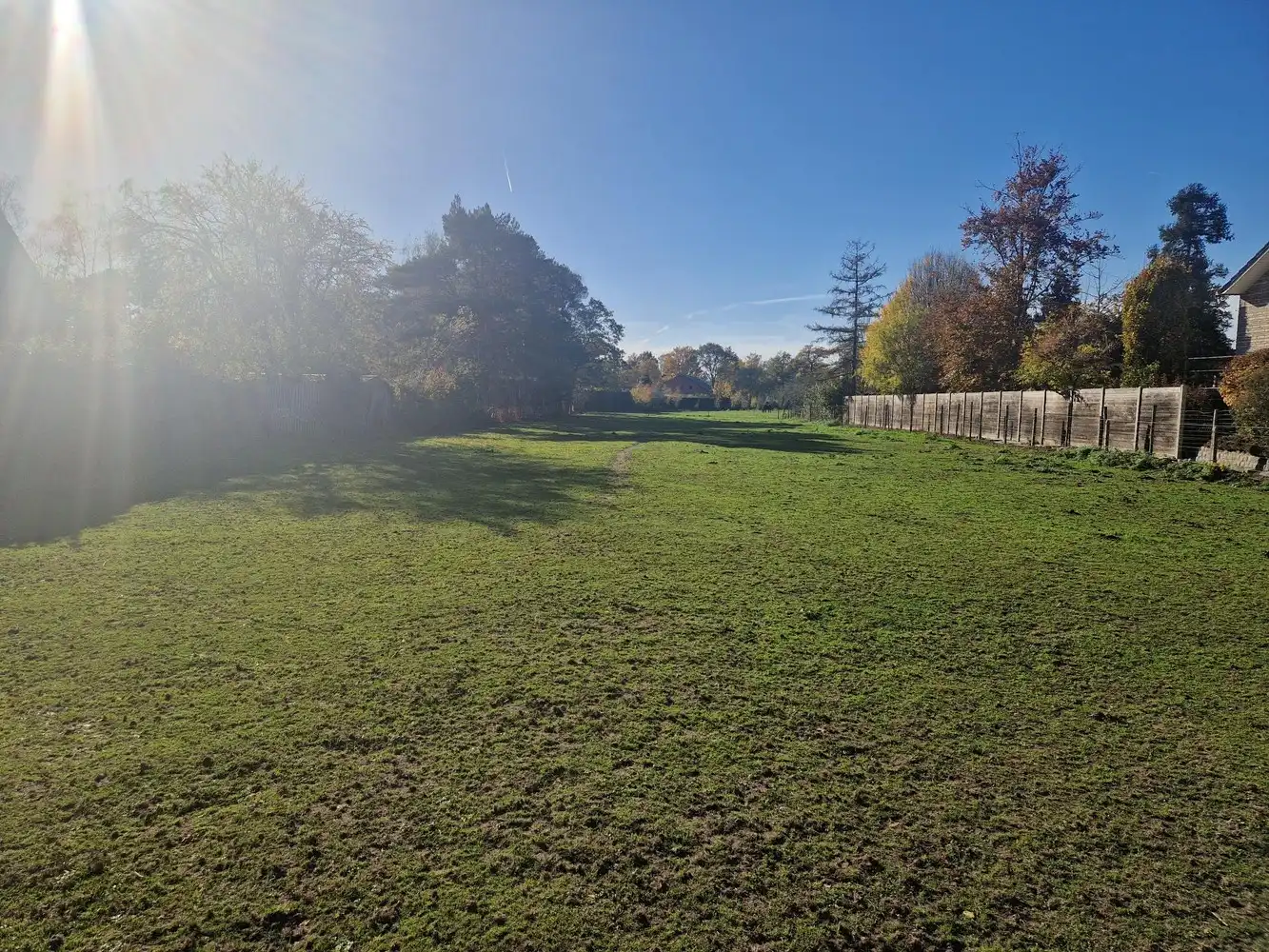 Zuid west georiënteerde bouwgrond voor een vrijstaande woning foto {{pictureIndex}}