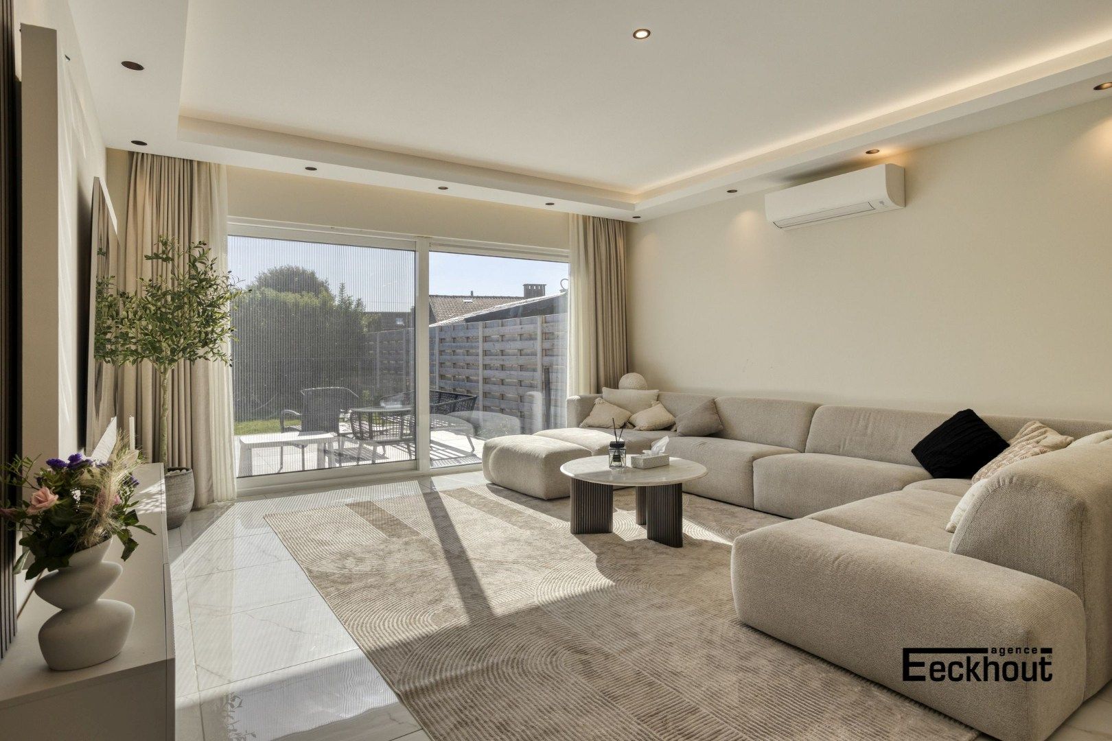 Gerenoveerde halfopen woning met grote zonnige tuin op gegeerde ligging! foto 3